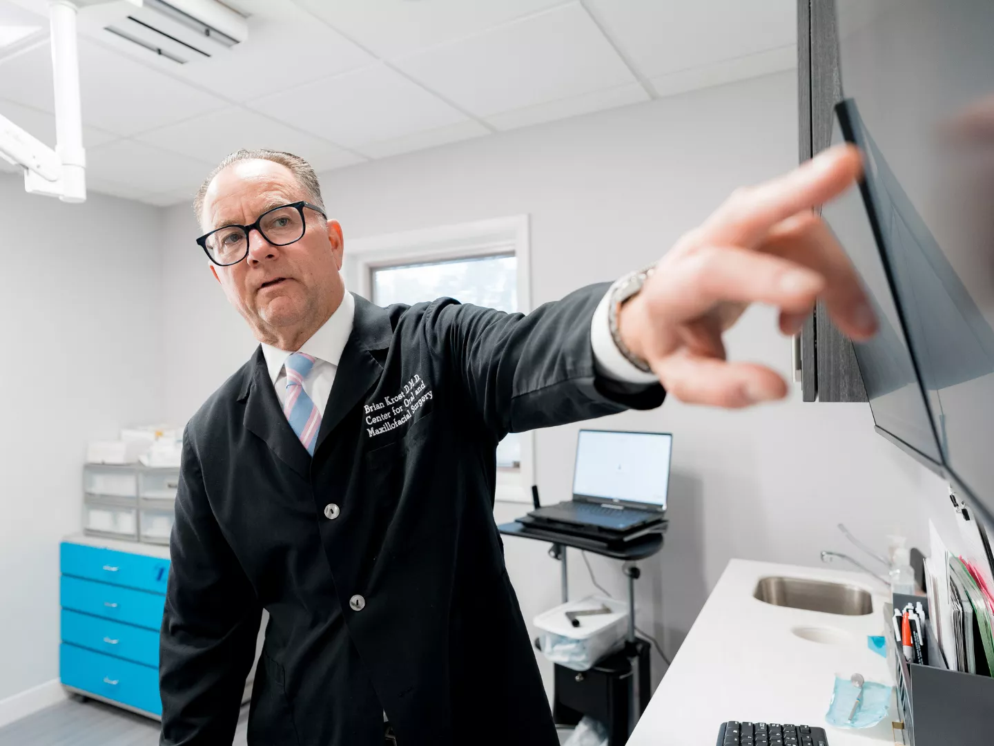 Dr. Brian Krost showing a scan on a large screen